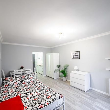 Ferienwohnung Apartament Grojecka Korotynskiego Warschau Zimmer foto
